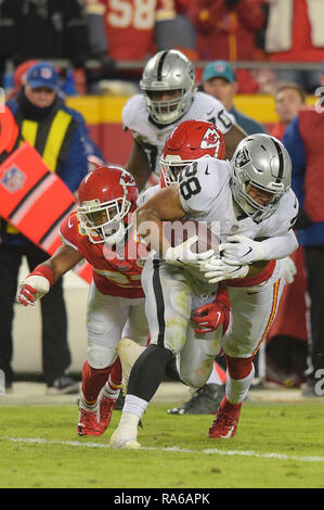 Dezember 30, 2018: Kansas City Chiefs cornerback Kendall Fuller (23) Versuche zur Bekämpfung der Oakland Raiders zurück läuft Doug Martin (28) von hinten während der NFL Football Spiel zwischen den Oakland Raiders und die Kansas City Chiefs in Arrowhead Stadium in Kansas City, Missouri. Kendall Shaw/CSM Stockfoto