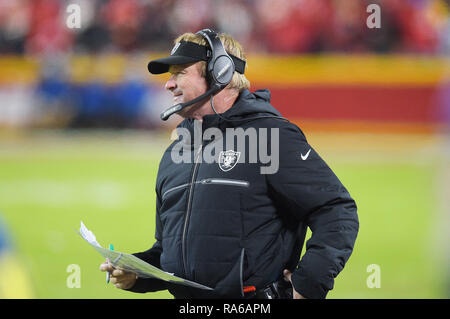 Kansas City, Missouri, USA. 30 Dez, 2018. Oakland Raiders Head Coach Jon Gruden am Rande während der NFL Football Spiel zwischen den Oakland Raiders und die Kansas City Chiefs in Arrowhead Stadium in Kansas City, Missouri. Kendall Shaw/CSM/Alamy leben Nachrichten Stockfoto