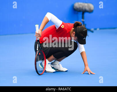 Peking, Guangdong Provinz Chinas. 1 Jan, 2019. Peng Shuai von China reagiert während ihrer ersten Runde gegen Kristyna Pliskova der Tschechischen Republik auf der Shen Zhen Open Tennisturnier in Shenzhen im Süden Chinas Provinz Guangdong, Jan. 1, 2019. Peng Shuai verloren das Match durch Eintritt in den Ruhestand wegen der Verletzung. Credit: Mao Siqian/Xinhua/Alamy leben Nachrichten Stockfoto