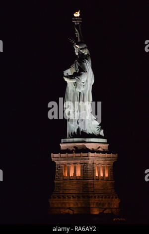 New York, USA. 1. Jan 2019. Ein Blick auf die Freiheitsstatue von Ellis Island in New York. Credit: Erik Pendzich/Alamy leben Nachrichten Stockfoto