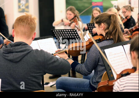 Schwerin, Deutschland. 19 Dez, 2018. Junge Musiker in der Schweriner Youth Symphony Orchestra spielen auf dem Chaos die Probe, die erste Probe des Orchesters. Das Orchester mit über 60 Mädchen und Jungen zwischen 12 und 19 spielt Stücke für ein neues Programm für das erste Mal im Alter. Schätzungen zufolge mehr als 150.000 Kinder spielen in etwa 5000 Kinder- und Jugendorchestern in Deutschland. Sie reichen von einfachen Spielen Kreisen zu vollständigen Symphonieorchester. Quelle: Bernd Wüstneck/dpa/Alamy leben Nachrichten Stockfoto