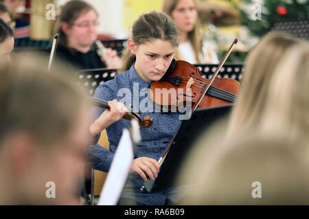 Schwerin, Deutschland. 19 Dez, 2018. Friederike Leithold (13), zweite Geige im Jugendsinfonieorchester Schwerin, spielt an der Chaosprobe, die erste Probe des Orchesters. Das Orchester mit über 60 Mädchen und Jungen zwischen 12 und 19 spielt Stücke für ein neues Programm für das erste Mal im Alter. Schätzungen zufolge mehr als 150.000 Kinder spielen in etwa 5000 Kinder- und Jugendorchestern in Deutschland. Sie reichen von einfachen Spielen Kreisen zu vollständigen Symphonieorchester. Quelle: Bernd Wüstneck/dpa/Alamy leben Nachrichten Stockfoto