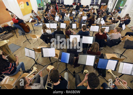 Schwerin, Deutschland. 19 Dez, 2018. Der Schweriner Youth Symphony Orchestra im Chaos die Probe, die erste Probe des Orchesters. Das Orchester mit über 60 Mädchen und Jungen zwischen 12 und 19 spielt Stücke für ein neues Programm für das erste Mal im Alter. Schätzungen zufolge mehr als 150.000 Kinder spielen in etwa 5000 Kinder- und Jugendorchestern in Deutschland. Sie reichen von einfachen Spielen Kreisen zu vollständigen Symphonieorchester. Quelle: Bernd Wüstneck/dpa/Alamy leben Nachrichten Stockfoto