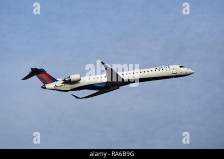 Richmond, British Columbia, Kanada. 1 Jan, 2019. Dreieckschaltung Bombardier CRJ-900 (N 679 CA) Regional Jet Airliner Airborne nach dem Take-off. Die airliner ist im Besitz von SkyWest Airlines betrieben und fliegt im Auftrag von Delta Air Lines. Credit: bayne Stanley/ZUMA Draht/Alamy leben Nachrichten Stockfoto