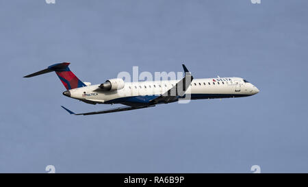 Richmond, British Columbia, Kanada. 1 Jan, 2019. Dreieckschaltung Bombardier CRJ-900 (N 679 CA) Regional Jet Airliner Airborne nach dem Take-off. Die airliner ist im Besitz von SkyWest Airlines betrieben und fliegt im Auftrag von Delta Air Lines. Credit: bayne Stanley/ZUMA Draht/Alamy leben Nachrichten Stockfoto