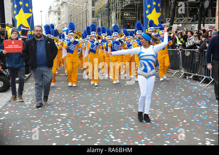 Tänzer nimmt teil an einer Parade während der Parade London's neue Jahr. Bands Tänzer, Autos, Fahrräder und rund 8.000 Künstler nahmen teil. Stockfoto