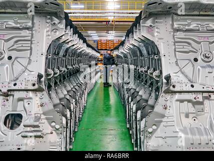 (190102) - Peking, Januar 2, 2019 (Xinhua) -- ein Mann arbeitet an einem Auto parts Werk in Huanghua Stadt, im Norden der chinesischen Provinz Hebei, Nov. 23, 2018. 18 Zentralkomitee der Kommunistischen Partei Chinas (KPCH) statt der dritten Plenarsitzung im November 2013. In den fünf Jahren seit der Reform Dynamik besonders stark, da die CPC beschlossen Reform in allen Aspekten, um während der Konferenz voraus. Seit der dritten Plenarsitzung der chinesische Präsident Xi Jinping hat über mindestens 45 hochrangige Treffen, auf dem Vorrücken Reformen, in der rund 400 Dokumente und 1.932 Reform Plan unter dem Vorsitz Stockfoto