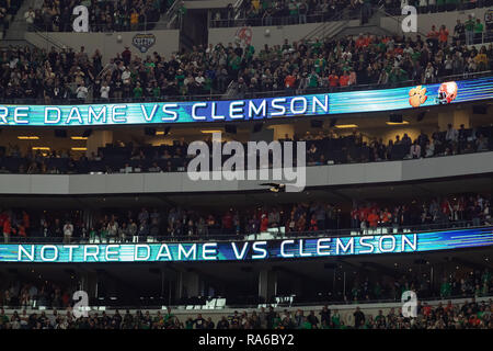 Dezember 29, 2018 - Arlington, Texas, USA - 29. Dezember 2018 - Arlington, Texas, USA - ein Weißkopfseeadler zu sehen ist Fliegen in eine Richtung weg von seinem hundeführer vor dem College Football Endspiel Halbfinale bei der Goodyear Baumwollschüssel Klassiker zwischen den Notre Dame Fighting Irish und die Clemson Tiger bei AT&T Stadium, Arlington, Texas. Clemson gewann 30-3 zur nationalen Meisterschaft Spiel zu voranzubringen. (Bild: © Adam Lacy/ZUMA Draht) Stockfoto