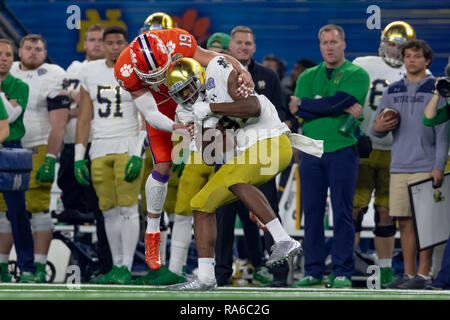 Dezember 29, 2018 - Arlington, Texas, USA - 29. Dezember 2018 - Arlington, Texas, USA - Notre Dame Fighting Irish wide receiver Meilen Boykin (81) fängt einen Pass wie Clemson Tiger Sicherheit Tanner Muse (19) versucht, eine im College Football Endspiel Halbfinale bei der Goodyear Baumwollschüssel Klassiker zwischen den Notre Dame Fighting Irish und die Clemson Tiger bei AT&T Stadium, Arlington, Texas anzugehen. Clemson gewann 30-3 zur nationalen Meisterschaft Spiel zu voranzubringen. (Bild: © Adam Lacy/ZUMA Draht) Stockfoto