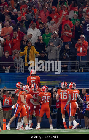 Dezember 29, 2018 - Arlington, Texas, USA - 29. Dezember 2018 - Arlington, Texas, USA - Clemson Tiger wide receiver T-Stück Higgins (5) ist an der Masse nach einen Touchdown im College Football Endspiel Halbfinale bei der Goodyear Baumwollschüssel Klassiker zwischen den Notre Dame Fighting Irish und die Clemson Tiger bei AT&T Stadium, Arlington, Texas gehisst. Clemson gewann 30-3 zur nationalen Meisterschaft Spiel zu voranzubringen. (Bild: © Adam Lacy/ZUMA Draht) Stockfoto