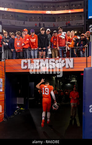 Dezember 29, 2018 - Arlington, Texas, USA - 29. Dezember 2018 - Arlington, Texas, USA - Clemson Tiger Sicherheit Tanner Muse (19) begrüßt Fans als Er verlässt das Feld nach dem Gewinn der College Football Endspiel Halbfinale bei der Goodyear Baumwollschüssel Klassiker zwischen den Notre Dame Fighting Irish und die Clemson Tiger bei AT&T Stadium, Arlington, Texas. Clemson gewann 30-3 zur nationalen Meisterschaft Spiel zu voranzubringen. (Bild: © Adam Lacy/ZUMA Draht) Stockfoto