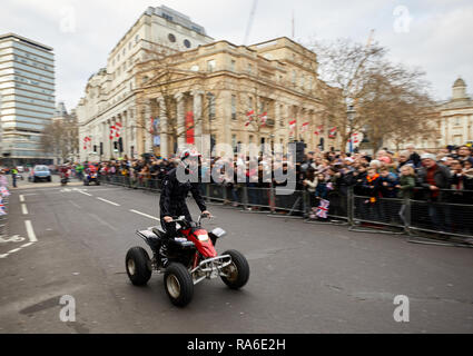 London, Großbritannien. 1 Jan, 2019. Ein Mitglieder der Moto Stunts Internationale führt für die Massen an London's jährliche New Years Day Parade. Credit: Kevin J. Frost-/Alamy leben Nachrichten Stockfoto