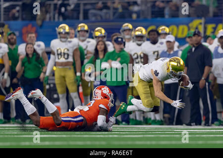 Arlington, Texas, USA. 29 Dez, 2018. Dezember 29, 2018 - Arlington, Texas, USA - Clemson Tiger Defensive zurück K' von Wallace (12) packt Notre Dame Fighting Irish wide receiver Chris Finke (10) im College Football Endspiel Halbfinale bei der Goodyear Baumwollschüssel Klassiker zwischen den Notre Dame Fighting Irish und die Clemson Tiger bei AT&T Stadium, Arlington, Texas. Clemson gewann 30-3 zur nationalen Meisterschaft Spiel zu voranzubringen. Quelle: Adam Lacy/ZUMA Draht/Alamy leben Nachrichten Stockfoto