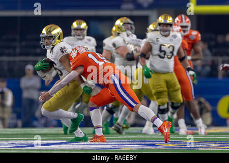 Arlington, Texas, USA. 29 Dez, 2018. Dezember 29, 2018 - Arlington, Texas, USA - Notre Dame Fighting Irish tight end Alize Mack (86) ist durch Clemson Tiger Sicherheit Tanner Muse in Angriff genommen (19) im College Football Endspiel Halbfinale bei der Goodyear Baumwollschüssel Klassiker zwischen den Notre Dame Fighting Irish und die Clemson Tiger bei AT&T Stadium, Arlington, Texas. Clemson gewann 30-3 zur nationalen Meisterschaft Spiel zu voranzubringen. Quelle: Adam Lacy/ZUMA Draht/Alamy leben Nachrichten Stockfoto