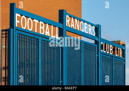 Glasgow, Schottland, Großbritannien. 2 Jan, 2019. Heute ist der 48. Jahrestag der Ibrox Desaster des 2. Januar 1971, als 66 Fans starb in einem Crush auf Treppe 13, nach einem Old Firm Derby zwischen den Rangers und Celtic. Floral Tribute sind an der Gedenkstätte im Ibrox Stadium gelassen worden, die in der Ecke der Copland Straße und Bill Struth steht, mit einer Statue von John Greig (Rangers' Kapitän am Tag), eine Plakette und Ein Ziegel für jeden von denen, die ihr Leben verloren. Credit: Iain McGuinness/Alamy leben Nachrichten Stockfoto