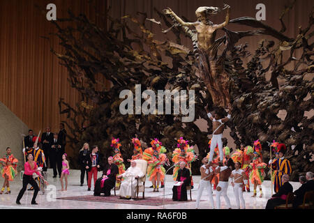 Vatikanstadt. 2 Jan, 2019. (Heiliger Stuhl) Papst Franziskus duringnhis Generalaudienz am Mittwoch mit theCircus von Kuba in der Aula Paolo VI. im Vatikan. Credit Bild: © evandro Inetti über ZUMA Draht) Credit: Evandro Inetti/ZUMA Draht/Alamy leben Nachrichten Stockfoto