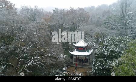 Changsha, Hunan Provinz Chinas. 2 Jan, 2019. Menschen besuchen die Aiwan Pavillon in der yuelu Mountain Scenic Spot in Changsha, der Hauptstadt der zentralchinesischen Provinz Hunan, Jan. 2, 2019. Credit: Li Ga/Xinhua/Alamy leben Nachrichten Stockfoto