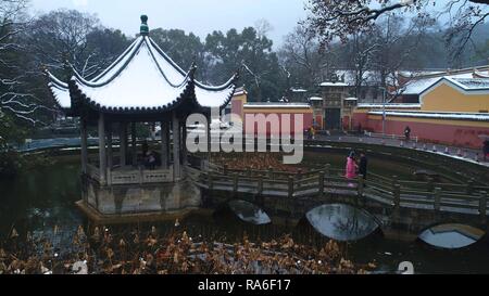 Changsha, Hunan Provinz Chinas. 2 Jan, 2019. Menschen besuchen die Chuixiang Pavillon in Hunan University am Fuße des Yuelu Berg in Changsha, der Hauptstadt der zentralchinesischen Provinz Hunan, Jan. 2, 2019. Credit: Li Ga/Xinhua/Alamy leben Nachrichten Stockfoto