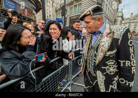 London, Großbritannien. 1. Januar, 2019. Ein perliges König versucht zu asiatische Touristen zu plaudern - Das neue Jahre Day Parade durch das Zentrum von London. Credit: Guy Bell/Alamy leben Nachrichten Stockfoto