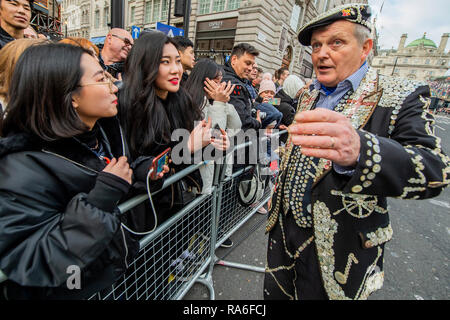 London, Großbritannien. 1. Januar, 2019. Ein perliges König versucht zu asiatische Touristen zu plaudern - Das neue Jahre Day Parade durch das Zentrum von London. Credit: Guy Bell/Alamy leben Nachrichten Stockfoto