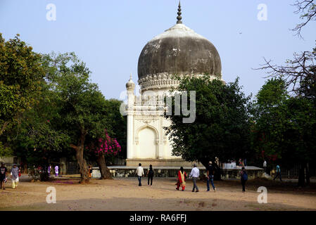 Dezember 16, 2018 - Hyderabad, Telangana, Indien - Menschen sind im Qutub Shahi Gräber in Hyderabad Stadt gesehen.. Hyderabad ist die Hauptstadt der südlichen Indien Telangana Zustand. Hyderabad, ein ehemaliger diamond-Trading Center, das war einmal das Qutb Shahi dynastischen Kapital. (Bild: © Azhar Khan/SOPA Bilder über ZUMA Draht) Stockfoto