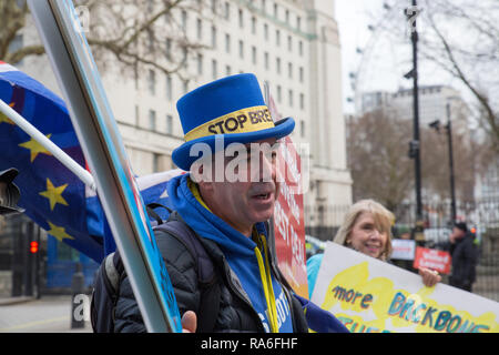 London, Großbritannien. 2. Januar, 2019. Die demonstranten von beiden Seiten des Brexit Debatte sammeln außerhalb der Downing Street Credit: George Cracknell Wright/Alamy leben Nachrichten Stockfoto