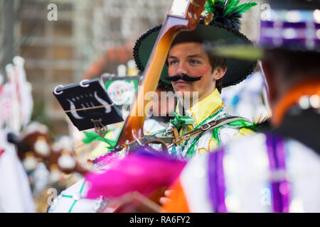 Philadelphia, Pennsylvania, USA. 1 Jan, 2019. Mitglieder der Ferko String Band während des Philadelphia Kukeri Parade. Hunderte von Künstlern, Comics und Musiker für die 118. jährliche Philadelphia Kukeri Parade versammelt. Tag die Tradition der jährlichen Neues Jahr sammelt verschiedene Feuerwehren aus Nachbarschaften über Philadelphia zusammen in einem der ältesten Volksfeste der Vereinigten Staaten. Neben der bunten Kostümen, Kukeri führen Sketche und musikalische Instrumente spielen. Credit: Ellie Van Houtte/SOPA Images/ZUMA Draht/Alamy leben Nachrichten Stockfoto