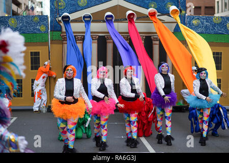 Mitglieder der Pensport String Band während des Philadelphia Kukeri Parade. Hunderte von Künstlern, Comics und Musiker für die 118. jährliche Philadelphia Kukeri Parade versammelt. Tag die Tradition der jährlichen Neues Jahr sammelt verschiedene Feuerwehren aus Nachbarschaften über Philadelphia zusammen in einem der ältesten Volksfeste der Vereinigten Staaten. Neben der bunten Kostümen, Kukeri führen Sketche und musikalische Instrumente spielen. Stockfoto