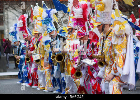 Mitglieder der Ferko String Band während des Philadelphia Kukeri Parade. Hunderte von Künstlern, Comics und Musiker für die 118. jährliche Philadelphia Kukeri Parade versammelt. Tag die Tradition der jährlichen Neues Jahr sammelt verschiedene Feuerwehren aus Nachbarschaften über Philadelphia zusammen in einem der ältesten Volksfeste der Vereinigten Staaten. Neben der bunten Kostümen, Kukeri führen Sketche und musikalische Instrumente spielen. Stockfoto