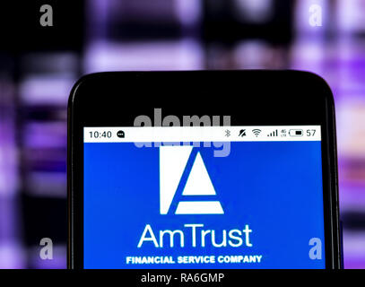 Kiew, Ukraine. 2 Jan, 2019. AmTrust Financial Services Insurance Company Logo gesehen auf einem Smartphone angezeigt. Quelle: Igor Golovniov/SOPA Images/ZUMA Draht/Alamy leben Nachrichten Stockfoto