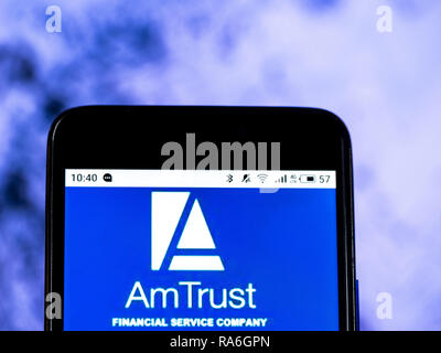 Kiew, Ukraine. 2 Jan, 2019. AmTrust Financial Services Insurance Company Logo gesehen auf einem Smartphone angezeigt. Quelle: Igor Golovniov/SOPA Images/ZUMA Draht/Alamy leben Nachrichten Stockfoto