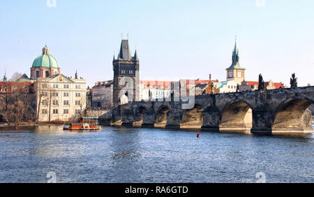 März 1, 2018 - Prag, Tschechische Republik - Die historische Karlsbrücke, im 15. Jahrhundert erbaut, einer der wichtigsten touristischen Sehenswürdigkeiten in Prag. (Bild: © Keith Mayhew/SOPA Bilder über ZUMA Draht) Stockfoto