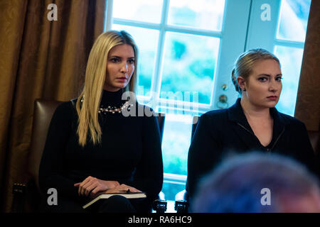 Ivanka Trump, Assistent des US-Präsident Donald Trump, hört, als US-Präsident Donald Trump in einer Kabinettssitzung im Schaltschrank des Weißen Hauses spricht, am Mittwoch, Januar 2, 2019 in Washington, DC Quelle: Al Drago/Pool über CNP/MediaPunch Stockfoto