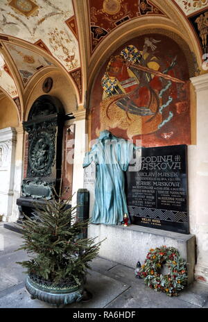 Prag, Tschechische Republik. 3 Mär, 2018. Skulpturen mit in der Festung gesehen. VYŠKOV¡ehrad ist eine historische Festung in der Stadt Prag liegt am rechten Ufer der Moldau. Es war im 10. Jahrhundert gebaut. Innerhalb der Burg befindet sich die Basilika von St. Peter und St. Paul, sowie der Vyškov¡ehrad Friedhof, in dem die Überreste von vielen berühmten Persönlichkeiten aus der tschechischen Geschichte. Credit: Keith Mayhew/SOPA Images/ZUMA Draht/Alamy leben Nachrichten Stockfoto