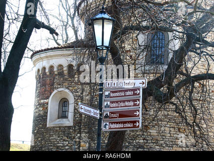 Prag, Tschechische Republik. 3 Mär, 2018. Hinweisschilder mit in der Festung gesehen. VYŠKOV¡ehrad ist eine historische Festung in der Stadt Prag liegt am rechten Ufer der Moldau. Es war im 10. Jahrhundert gebaut. Innerhalb der Burg befindet sich die Basilika von St. Peter und St. Paul, sowie der Vyškov¡ehrad Friedhof, in dem die Überreste von vielen berühmten Persönlichkeiten aus der tschechischen Geschichte. Credit: Keith Mayhew/SOPA Images/ZUMA Draht/Alamy leben Nachrichten Stockfoto