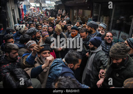 Januar 2, 2019 - eine Rallye findet in Protest gegen die Schändung des Srinagar Moschee von einer Gruppe maskierter Jugend ist Fahnen, in Srinagar, die in der Indischen verwalteten Kaschmir, am 2. Januar 2019. Kaschmir Pro-Freiheit leader Mirwaiz Umar Farooq führte die Kundgebung, bei denen Demonstranten Pro-Freedom Parolen riefen und verurteilte die mosqueâ € ™ s Schändung, während einige die Kanzel mit ihren Händen gereinigt. Am Freitag, nach dem Mittag Gebete, einer Gruppe maskierter Männer, die den Islamischen Staat Flagge in der Nähe der Kanzel der Srinagar Moschee, auf stieg sie und riefen Parolen (Credit Bild: © Muzami Stockfoto