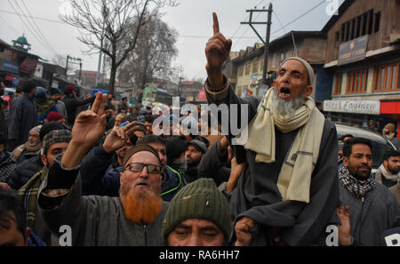 Januar 2, 2019 - eine Rallye findet in Protest gegen die Schändung des Srinagar Moschee von einer Gruppe maskierter Jugend ist Fahnen, in Srinagar, die in der Indischen verwalteten Kaschmir, am 2. Januar 2019. Kaschmir Pro-Freiheit leader Mirwaiz Umar Farooq führte die Kundgebung, bei denen Demonstranten Pro-Freedom Parolen riefen und verurteilte die mosqueâ € ™ s Schändung, während einige die Kanzel mit ihren Händen gereinigt. Am Freitag, nach dem Mittag Gebete, einer Gruppe maskierter Männer, die den Islamischen Staat Flagge in der Nähe der Kanzel der Srinagar Moschee, auf stieg sie und riefen Parolen (Credit Bild: © Muzami Stockfoto