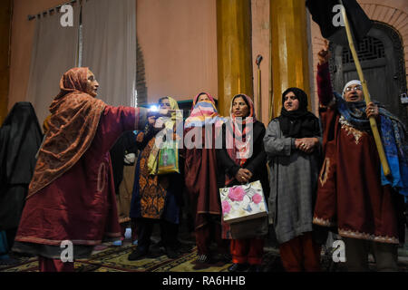 Januar 2, 2019 - eine Rallye findet in Protest gegen die Schändung des Srinagar Moschee von einer Gruppe maskierter Jugend ist Fahnen, in Srinagar, die in der Indischen verwalteten Kaschmir, am 2. Januar 2019. Kaschmir Pro-Freiheit leader Mirwaiz Umar Farooq führte die Kundgebung, bei denen Demonstranten Pro-Freedom Parolen riefen und verurteilte die mosqueâ € ™ s Schändung, während einige die Kanzel mit ihren Händen gereinigt. Am Freitag, nach dem Mittag Gebete, einer Gruppe maskierter Männer, die den Islamischen Staat Flagge in der Nähe der Kanzel der Srinagar Moschee, auf stieg sie und riefen Parolen (Credit Bild: © Muzami Stockfoto