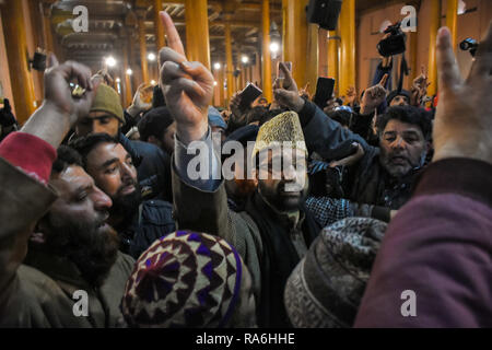 Januar 2, 2019 - eine Rallye findet in Protest gegen die Schändung des Srinagar Moschee von einer Gruppe maskierter Jugend ist Fahnen, in Srinagar, die in der Indischen verwalteten Kaschmir, am 2. Januar 2019. Kaschmir Pro-Freiheit leader Mirwaiz Umar Farooq führte die Kundgebung, bei denen Demonstranten Pro-Freedom Parolen riefen und verurteilte die mosqueâ € ™ s Schändung, während einige die Kanzel mit ihren Händen gereinigt. Am Freitag, nach dem Mittag Gebete, einer Gruppe maskierter Männer, die den Islamischen Staat Flagge in der Nähe der Kanzel der Srinagar Moschee, auf stieg sie und riefen Parolen (Credit Bild: © Muzami Stockfoto