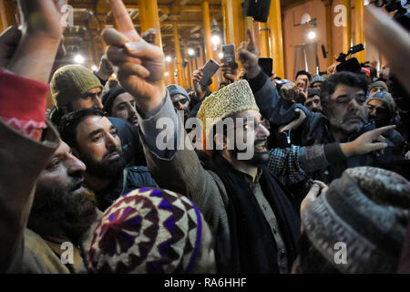 Januar 2, 2019 - eine Rallye findet in Protest gegen die Schändung des Srinagar Moschee von einer Gruppe maskierter Jugend ist Fahnen, in Srinagar, die in der Indischen verwalteten Kaschmir, am 2. Januar 2019. Kaschmir Pro-Freiheit leader Mirwaiz Umar Farooq führte die Kundgebung, bei denen Demonstranten Pro-Freedom Parolen riefen und verurteilte die mosqueâ € ™ s Schändung, während einige die Kanzel mit ihren Händen gereinigt. Am Freitag, nach dem Mittag Gebete, einer Gruppe maskierter Männer, die den Islamischen Staat Flagge in der Nähe der Kanzel der Srinagar Moschee, auf stieg sie und riefen Parolen (Credit Bild: © Muzami Stockfoto