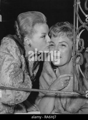 Mai 05, 1959 - Cannes Film Festival; Romy Schneider küsst liebevoll ihre Mutter Magda Schneider, da beide machten einen Spaziergang am Napoule, Cannes, gestern. (Bild: © Keystone Presse Agentur/Keystone USA über ZUMAPRESS.com) Stockfoto