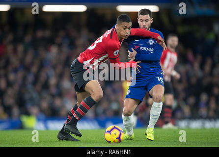 London, Großbritannien. 02 Jan, 2019. Yan Valery von Southampton & Eden HAZARD von Chelsea in der Premier League Spiel zwischen Chelsea und Southampton an der Stamford Bridge, London, England am 2. Januar 2019. Foto von Andy Rowland. Credit: Andrew Rowland/Alamy leben Nachrichten Stockfoto