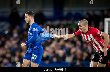 London, Großbritannien. 02 Jan, 2019. Oriol Romeu von Southampton zieht im Eden HAZARD von Chelsea shirt während der Premier League Spiel zwischen Chelsea und Southampton an der Stamford Bridge, London, England am 2. Januar 2019. Foto von Andy Rowland. Credit: Andrew Rowland/Alamy leben Nachrichten Stockfoto