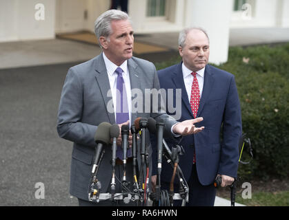 Washington, DC, USA. 2 Jan, 2019. Eingehende United States House Minderheit Führer Kevin McCarthy (Republikaner von Kalifornien), die Linke und die kommende US-Haus Minderheit Peitsche Steve Scalise (Republikaner von Louisiana) treffen die Reporter im Weißen Haus nach einem Treffen mit US-Präsident Donald J. Trumpf auf Grenzsicherung und die Wiedereröffnung der Bundesregierung im Weißen Haus in Washington, DC am Mittwoch, Januar 2, 2018 Credit: ZUMA Press, Inc./Alamy leben Nachrichten Stockfoto