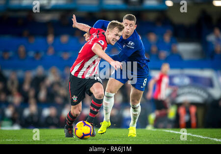 London, Großbritannien. 02 Jan, 2019. James Ward-Prowse von Southampton & Ross BARKLEY von Chelsea in der Premier League Spiel zwischen Chelsea und Southampton an der Stamford Bridge, London, England am 2. Januar 2019. Foto von Andy Rowland. Credit: Andrew Rowland/Alamy leben Nachrichten Stockfoto