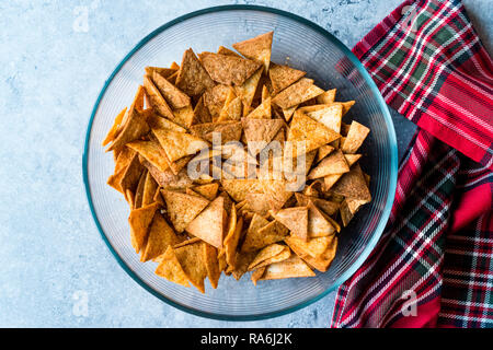 Selbstgemachte Tortilla Chips mit Fladenbrot in Glasschale und im Ofen gebacken. Organische Snacks. Stockfoto