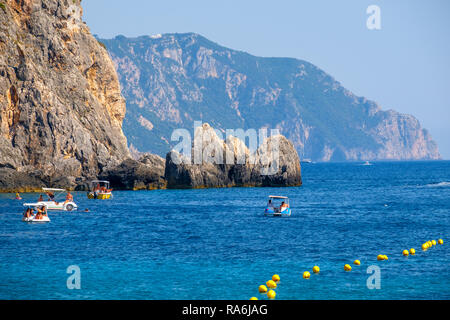 Insel Korfu Paleokastritsa Bucht mit reizvollen und wunderschönen Panoramablick in Griechenland (Kerkyra) Stockfoto