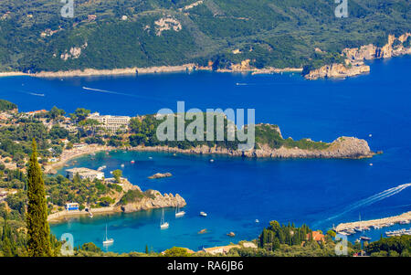 Insel Korfu, herzförmigen Paleokastritsa Bucht mit reizvollen und wunderschönen Panoramablick in Griechenland (Kerkyra) Stockfoto