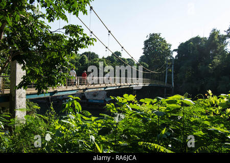 Fluss Kwai Thailand Brücke über den Fluss Seile Menschen überqueren die Vegetation Einheimische Person Landarbeiter Truppen Briten töteten Gefangene Stockfoto