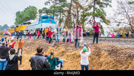 H George W Bush Union Pacific 4141 Beerdigung mit Masse feiern als Zug kam zu Hardin Store Straße Bahnübergang in Magnolia (in der Nähe von Tomball) Texa Stockfoto